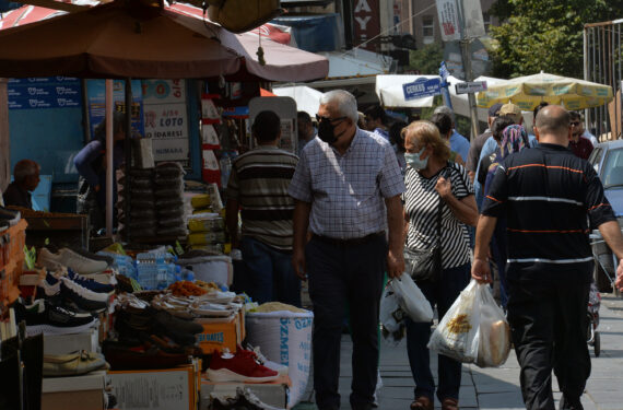 ANKARA, Sejumlah orang berbelanja di sebuah pasar di Ankara, Turki, pada 3 Oktober 2022. Inflasi tahunan Turki mencapai 83,45 persen pada September, tertinggi dalam 24 tahun, demikian diumumkan Institut Statistik Turki pada Senin (3/10). (Xinhua/Mustafa Kaya)