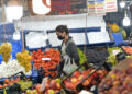ANKARA, Seorang wanita berbelanja di sebuah pasar di Ankara, Turki, pada 3 Oktober 2022. Inflasi tahunan Turki mencapai 83,45 persen pada September, tertinggi dalam 24 tahun, demikian diumumkan Institut Statistik Turki pada Senin (3/10). (Xinhua/Mustafa Kaya)