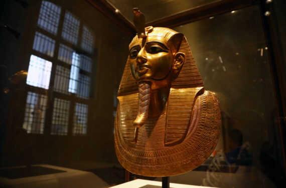 KAIRO, Foto yang diabadikan pada 3 Oktober 2022 ini memperlihatkan topeng emas pemakaman Firaun Psusennes I yang dipertunjukkan dalam pameran Harta Karun Tanis di Museum Mesir di Kairo, Mesir. Museum itu baru-baru ini membuka pameran Harta Karun Tanis untuk merayakan 200 tahun pendirian ilmu Egiptologi dan pemecahan kode hieroglif kuno. (Xinhua/Ahmed Gomaa)