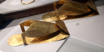 KAIRO, Foto yang diabadikan pada 3 Oktober 2022 ini memperlihatkan sepasang sandal emas untuk Firaun Psusennes I yang dipertunjukkan dalam pameran Harta Karun Tanis di Museum Mesir di Kairo, Mesir. Museum itu baru-baru ini membuka pameran Harta Karun Tanis untuk merayakan 200 tahun pendirian ilmu Egiptologi dan pemecahan kode hieroglif kuno. (Xinhua/Ahmed Gomaa)