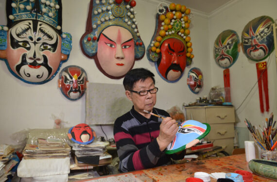 SHIJIAZHUANG, Zhang Zhi (85) terlihat sedang membuat topeng opera tradisional China di rumahnya di Shijiazhuang, Provinsi Hebei, China utara, pada 2 Oktober 2022. Para warga lanjut usia (lansia) di China menikmati kehidupan pensiunan sambil menekuni hobi mereka. (Xinhua/Yan Zhiguo)