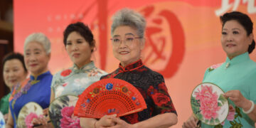 SHIJIAZHUANG, Han Xiangqiao (kedua dari kanan), yang berusia 75 tahun, tampil sebagai model dalam sebuah kegiatan di Shijiazhuang, Provinsi Hebei, China utara, pada 3 Oktober 2022. Para warga lanjut usia (lansia) di China menikmati kehidupan pensiunan sambil menekuni hobi mereka. (Xinhua/Yan Zhiguo)