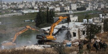 HEBRON, Beberapa buldoser Israel menghancurkan sebuah rumah milik warga Palestina yang diyakini dibangun tanpa izin di Kota Hebron, Tepi Barat, pada 3 Oktober 2022. (Xinhua/Mamoun Wazwaz)