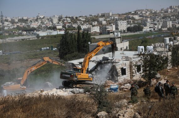 HEBRON, Beberapa buldoser Israel menghancurkan sebuah rumah milik warga Palestina yang diyakini dibangun tanpa izin di Kota Hebron, Tepi Barat, pada 3 Oktober 2022. (Xinhua/Mamoun Wazwaz)