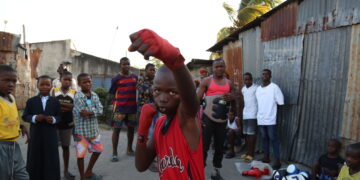 DAR ES SALAAM, Seorang anak laki-laki memperlihatkan ayunan tinjunya di Dar es Salaam, Tanzania, pada 2 Oktober 2022. (Xinhua/Herman Emmanuel)
