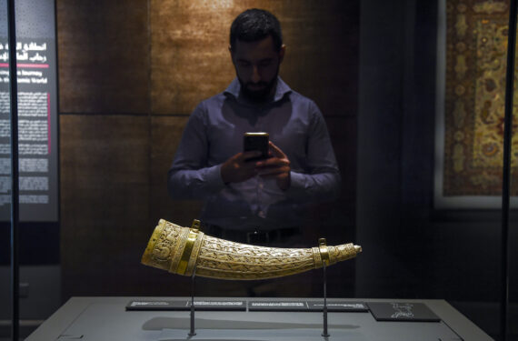DOHA, Seorang pria memotret sebuah benda pameran dalam pratinjau media Museum Seni Islam di Doha, Qatar, pada 4 Oktober 2022. Museum Seni Islam di Doha, yang rencananya akan dibuka kembali untuk umum pada 5 Oktober, mengadakan pratinjau media pada Selasa (4/10) setelah menjalani renovasi selama setahun. (Xinhua/Nikku)