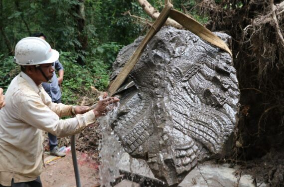 SIEM REAP, Foto tak bertanggal ini menunjukkan seorang pekerja membersihkan patung kepala naga di Siem Reap, Kamboja. Sebuah patung kepala naga dari batu pasir berumur ratusan tahun baru-baru ini ditemukan di daerah sekitar Kuil Tep Pranam di dalam kota kuno Angkor Thom di Taman Arkeologi Angkor yang terkenal di Kamboja, menurut Otoritas Nasional APSARA (APSARA National Authority/ANA) dalam pernyataan pers pada Rabu (5/10). (Xinhua/ANA)