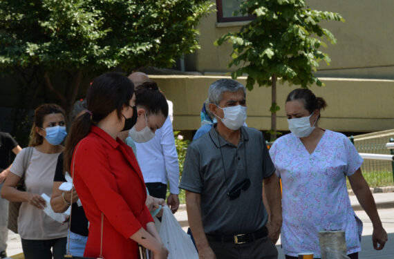ANKARA, Orang-orang yang mengenakan masker terlihat di sebuah jalan di Ankara, Turki, pada 6 Oktober 2022. Otoritas dan pakar kesehatan Turki memperingatkan bahwa negara itu mungkin akan kembali menghadapi gelombang infeksi COVID-19 dalam beberapa pekan mendatang karena meningkatnya jumlah kasus di Eropa. (Xinhua/Mustafa Kaya)