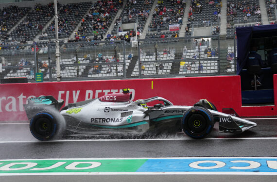 SUZUKA, Pembalap Mercedes asal Inggris George Russell memacu mobilnya di tengah hujan dalam sesi latihan pertama Grand Prix Formula One Jepang yang digelar di Sirkuit Suzuka di Kota Suzuka, Jepang, pada 7 Oktober 2022. (Xinhua/Zhang Xiaoyu)