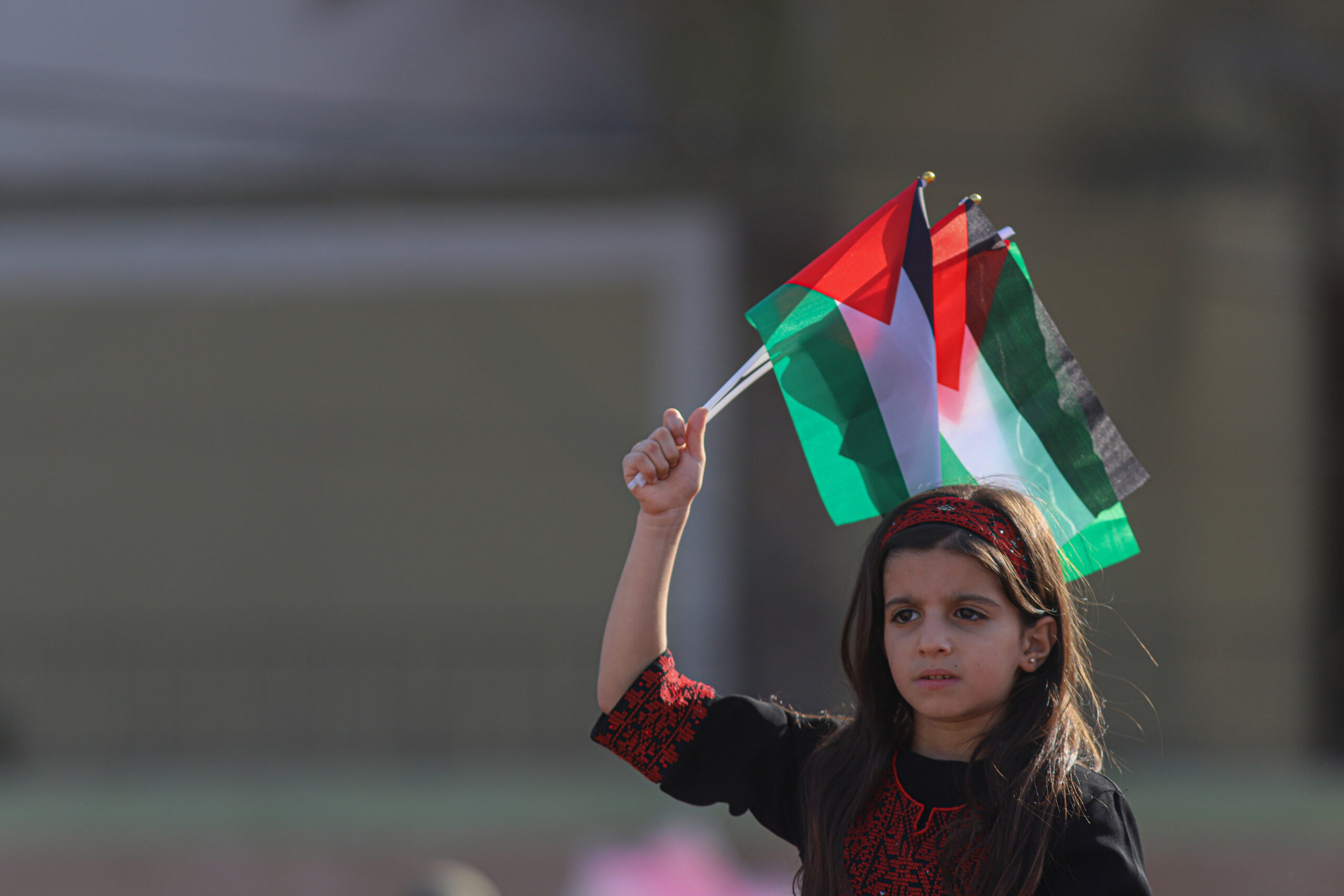 GAZA CITY, Seorang anak perempuan Palestina berpartisipasi dalam aksi unjuk rasa pada peringatan 35 tahun berdirinya gerakan Jihad Islam Palestina (Palestinian Islamic Jihad/PIJ) di Gaza City pada 6 Oktober 2022. Ribuan warga Palestina menggelar aksi unjuk rasa di Gaza City pada Kamis (6/10) dan itu merupakan aksi unjuk rasa pertama sejak putaran terakhir ketegangan PIJ dengan Israel pada Agustus lalu. (Xinhua/Rizek Abdeljawad)