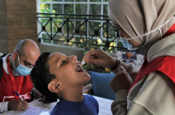 AKKAR, Seorang anak laki-laki menerima vaksin kolera oral di Kota Muhammara di Kegubernuran Akkar, di Lebanon utara, pada 12 November 2022. Kampanye vaksinasi nasional untuk memberantas kolera diluncurkan pada Sabtu (12/11) di Lebanon utara, yang terdampak parah oleh penyakit itu selama beberapa pekan terakhir, demikian diumumkan oleh Kementerian Kesehatan Masyarakat Lebanon dalam pernyataannya. Kampanye vaksinasi tersebut dimulai pada pagi hari di kegubernuran Utara, Akkar, Bekaa, dan Baalbek-Hermel. Fase pertama kampanye vaksinasi akan berlangsung selama tiga pekan, menurut pernyataan dari kementerian itu. (Xinhua/Khaled Habashiti)