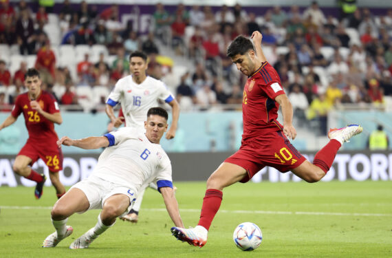 DOHA, Pemain Spanyol Marco Asensio menendang bola saat pertandingan Grup E antara Spanyol melawan Kosta Rika dalam ajang Piala Dunia FIFA 2022 di Stadion Al Thumama di Doha, Qatar, pada 23 November, 2022. (Xinhua/Li Ming)