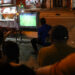 GAZA CITY, Orang-orang menonton pertandingan Piala Dunia FIFA 2022 Qatar yang disiarkan televisi di sebuah jalan di Gaza City pada 23 November 2022. (Xinhua/Rizek Abdeljawad)