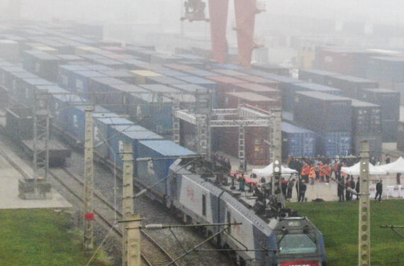 XI'AN, Foto yang diabadikan pada 23 November 2022 ini menunjukkan kereta kargo China-Eropa No. X8151 bersiap untuk berangkat dari Pelabuhan Internasional Xi'an di Xi'an, Provinsi Shaanxi, China barat laut. Mengangkut produk peralatan rumah tangga, kereta tersebut berangkat dari Xi'an menuju Eropa pada Rabu (23/11), menandai perjalanan ke-4.000 kereta kargo China-Eropa yang diberangkatkan dari Shaanxi pada 2022. (Xinhua/Li Yibo)