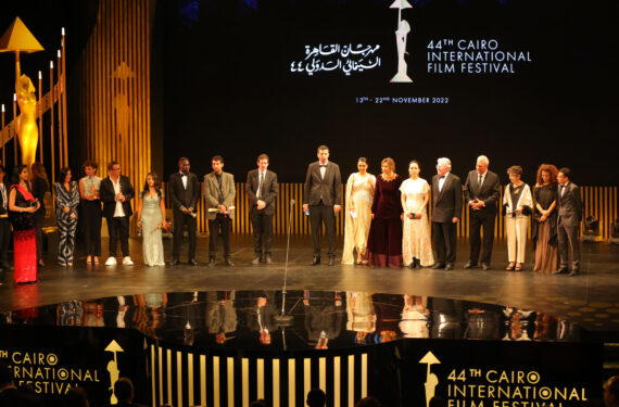 KAIRO, Orang-orang menghadiri upacara penghargaan Festival Film Internasional Kairo (Cairo International Film Festival/CIFF) di Kairo, Mesir, pada 22 November 2022. Film Palestina berjudul "Alam", yang disutradarai oleh pembuat film Palestina Firas Khoury dan didanai bersama oleh produser dari Prancis, Tunisia, Palestina, Arab Saudi, dan Qatar, memenangkan penghargaan tertinggi Golden Pyramid Award untuk Film Terbaik di ajang CIFF ke-44 yang ditutup di Kairo pada Selasa (22/11) malam waktu setempat. (Xinhua/Mohamed Asad)