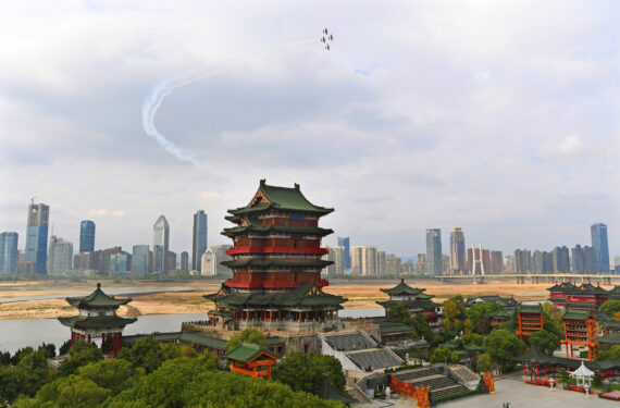 NANCHANG, Sejumlah pesawat dari tim aerobatik Afrika Selatan meninggalkan jejak asap saat menampilkan pertunjukan di atas Paviliun Tengwang di pusat kota Nanchang, ibu kota Provinsi Jiangxi, China timur, pada 23 November 2022. (Xinhua/Wan Xiang)