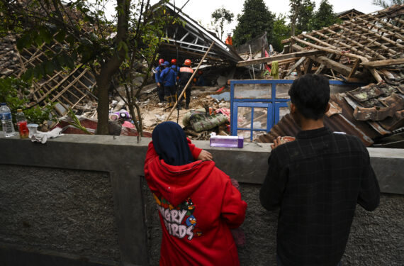 CIANJUR, Seorang wanita menyaksikan tim penyelamat mencari anaknya di antara reruntuhan gedung sekolah di Desa Mangunkerta di Cianjur, Provinsi Jawa Barat, pada 24 November 2022. Gempa kuat yang mengguncang Provinsi Jawa Barat pada Senin (21/11) membuat 62.545 penduduk di Kabupaten Cianjur, salah satu daerah yang paling terdampak parah gempa, terpaksa mengungsi, dan sebanyak 14 posko pengungsian telah didirikan, menurut Kepala Badan Nasional Penanggulangan Bencana (BNPB) Letjen TNI Suharyanto pada Kamis (24/11). (Xinhua/Veri Sanovri)