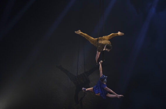 VALLETTA, Para seniman akrobat dari perusahaan hiburan Kanada Cirque du Soleil tampil dalam gladi resik pertunjukan baru mereka yang bertajuk "Amora" di Mediterranean Conference Center di Valletta, Malta, pada 23 November 2022. Para seniman akrobat Cirque du Soleil dari Kanada menggelar gladi resik untuk "Amora", sebuah pertunjukan baru yang dibuat khusus untuk Malta, pada Rabu (23/11). (Xinhua/Jonathan Borg)