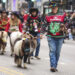 CHICAGO, Orang-orang yang membawa hewan berpartisipasi dalam Chicago Thanksgiving Parade di State Street di Chicago, Amerika Serikat, pada 24 November 2022. (Xinhua/Joel Lerner)