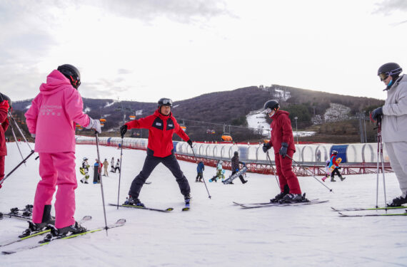 JILIN, Pelatih ski bernama Zhang Zhanhua (ketiga dari kanan) mengajarkan teknik olahraga ski di Lake Songhua Resort di Kota Jilin, Provinsi Jilin, China timur laut, pada 20 November 2022. Provinsi Jilin memanfaatkan sumber daya es-salju pada musim dingin seiring provinsi itu mencari mesin pendorong pertumbuhan baru untuk pembangunan pedesaan. (Xinhua/Yan Linyun)