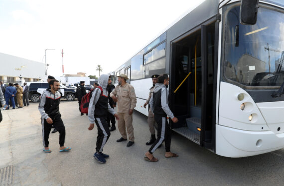 TRIPOLI, Sejumlah migran ilegal menaiki bus di luar Kantor Deportasi Departemen Anti-imigrasi Ilegal di Tripoli, Libya, pada 24 November 2022. Departemen Anti-imigrasi Ilegal Libya pada Kamis (24/11) memulangkan lebih dari 200 migran ilegal ke negara asal mereka. (Xinhua/Hamza Turkia)