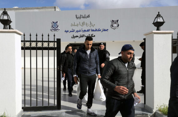 TRIPOLI, Sejumlah migran ilegal berjalan keluar dari Kantor Deportasi Departemen Anti-imigrasi Ilegal di Tripoli, Libya, pada 24 November 2022. Departemen Anti-imigrasi Ilegal Libya pada Kamis (24/11) memulangkan lebih dari 200 migran ilegal ke negara asal mereka. (Xinhua/Hamza Turkia)
