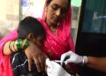 MUMBAI, Tenaga kesehatan menyuntikkan satu dosis vaksin campak kepada seorang anak di sebuah kamp vaksinasi sementara di Mumbai, India, pada 24 November 2022. Wabah campak telah dilaporkan di Mumbai. Sejumlah laporan media setempat mengatakan sejak Januari tahun ini, sebanyak 220 kasus campak dan 11 kematian akibat penyakit itu telah dilaporkan di kota tersebut. (Xinhua/Str)