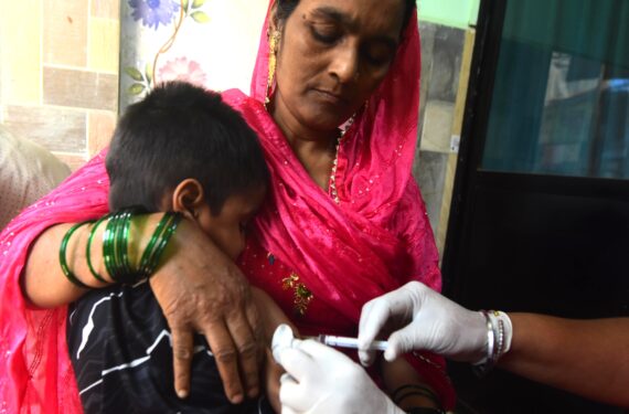 MUMBAI, Tenaga kesehatan menyuntikkan satu dosis vaksin campak kepada seorang anak di sebuah kamp vaksinasi sementara di Mumbai, India, pada 24 November 2022. Wabah campak telah dilaporkan di Mumbai. Sejumlah laporan media setempat mengatakan sejak Januari tahun ini, sebanyak 220 kasus campak dan 11 kematian akibat penyakit itu telah dilaporkan di kota tersebut. (Xinhua/Str)