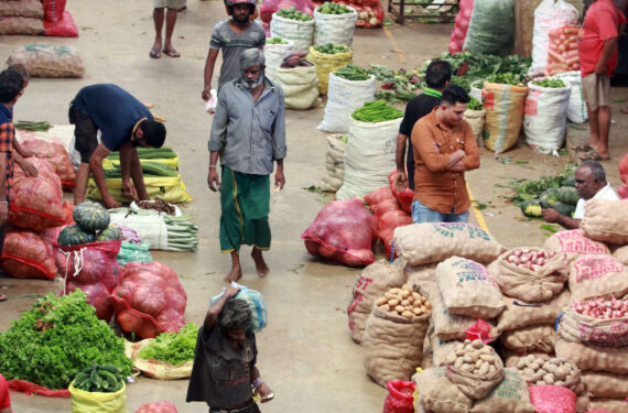 KOLOMBO, Sejumlah orang berbelanja sayuran di sebuah pasar grosir di Kolombo, Sri Lanka, pada 24 November 2022. Inflasi Sri Lanka yang diukur dengan perubahan indeks harga konsumen (IHK) nasional secara tahunan (year on year/yoy) turun menjadi 70,6 persen pada Oktober dari rekor tertinggi 73,7 persen pada September, dikatakan Departemen Sensus dan Statistik Sri Lanka pada Senin (21/11). (Xinhua/Ajith Perera)
