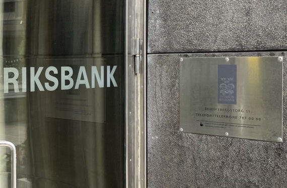 STOCKHOLM, Foto yang diabadikan pada 27 September 2022 ini memperlihatkan logo bank sentral Swedia Riksbank di Stockholm, Swedia. Riksbank pada Kamis (24/11) mengumumkan kenaikan suku bunga utama sebesar 75 basis poin menjadi 2,5 persen, yang merupakan level tertinggi dalam 14 tahun. (Xinhua/Fu Yiming)