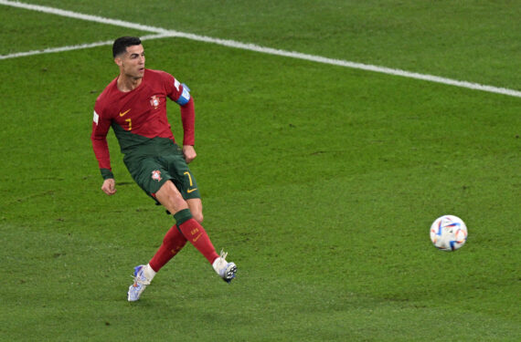 DOHA, Bintang tim nasional Portugal Cristiano Ronaldo melepaskan tembakan dalam pertandingan Grup H antara Portugal melawan Ghana di Piala Dunia FIFA 2022 di Stadion Ras Abu Aboud (974) di Doha, Qatar, pada 24 November 2022. (Xinhua/Xin Yuewei)
