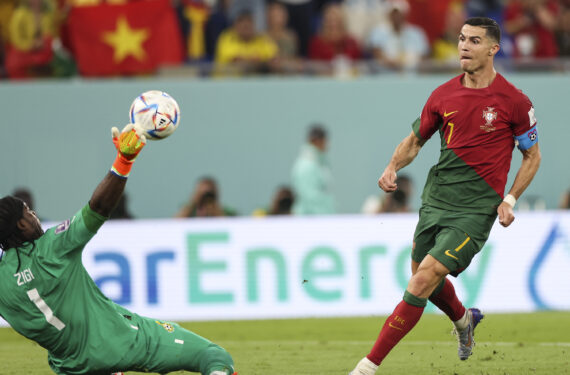 DOHA, Bintang tim nasional Portugal Cristiano Ronaldo (kanan) melepaskan tembakan dalam pertandingan Grup H antara Portugal melawan Ghana di Piala Dunia FIFA 2022 di Stadion Ras Abu Aboud (974) di Doha, Qatar, pada 24 November 2022. (Xinhua/Cao Can)