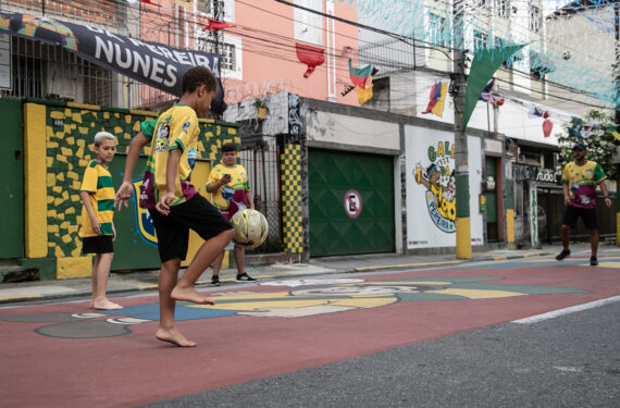 RIO DE JANEIRO, Sejumlah penggemar bermain sepak bola di sebuah zona penggemar di Rio de Janeiro, Brasil, pada 24 November 2022. (Xinhua/Wang Tiancong)