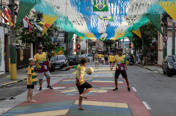 RIO DE JANEIRO, Sejumlah penggemar bermain sepak bola di sebuah zona penggemar di Rio de Janeiro, Brasil, pada 24 November 2022. (Xinhua/Wang Tiancong)