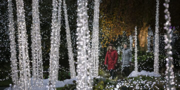 VANCOUVER, Orang-orang mengamati berbagai dekorasi cahaya di VanDusen Botanical Garden yang berada di Vancouver, British Columbia, Kanada, pada 25 November 2022. Menampilkan lebih dari satu juta lampu di kebun raya seluas 6,07 hektare itu, "Festival Cahaya" dimulai di Vancouver pada Jumat (25/11). (Xinhua/Liang Sen)