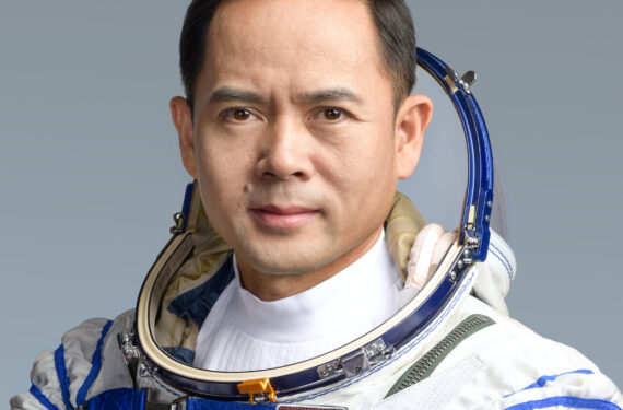 BEIJING, Foto tak bertanggal ini menunjukkan Zhang Lu, salah satu dari tiga astronaut yang akan melakukan misi penerbangan luar angkasa Shenzhou-15. Astronaut China Fei Junlong, Deng Qingming, dan Zhang Lu akan melakukan misi penerbangan luar angkasa Shenzhou-15, dengan Fei Junlong sebagai komandannya, demikian diumumkan Badan Antariksa Berawak China (China Manned Space Agency/CMSA) dalam sebuah konferensi pers pada Senin (28/11). (Xinhua)