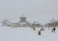 DUNHUANG, Sejumlah wisatawan mengunjungi objek wisata Gunung Mingsha dan Mata Air Bulan Sabit di Kota Dunhuang, Provinsi Gansu, China barat laut, pada 27 November 2022. (Xinhua/Zhang Xiaoliang)