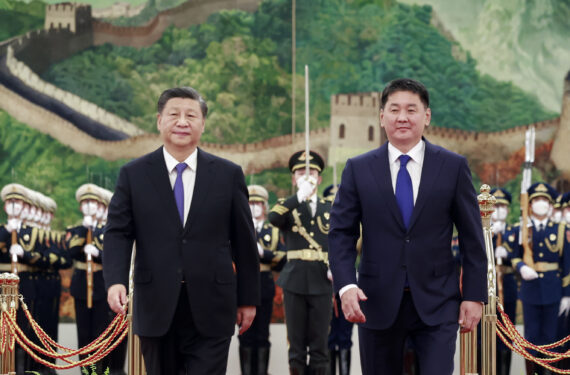 BEIJING, Presiden China Xi Jinping menggelar upacara penyambutan untuk Presiden Mongolia Ukhnaagiin Khurelsukh yang sedang berkunjung sebelum agenda pembicaraan kedua kepala negara di Balai Agung Rakyat di Beijing, ibu kota China, pada 28 November 2022. (Xinhua/Ding Lin)