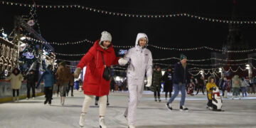 MOSKOW, Orang-orang berseluncur di gelanggang es GUM di Lapangan Merah di Moskow, Rusia, pada 28 November 2022. (Xinhua/Alexander Zemlianichenko Jr)