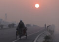 AMRITSAR, Seorang penarik becak melintas di sebuah jalan raya di tengah kabut pada pagi yang dingin di Distrik Amritsar, Negara Bagian Punjab, India utara, pada 28 November 2022. (Xinhua/Str)