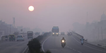 AMRITSAR, Para komuter melintas di sebuah jalan raya di tengah kabut pada pagi yang dingin di Distrik Amritsar, Negara Bagian Punjab, India utara, pada 28 November 2022. (Xinhua/Str)
