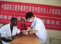 HARARE, Zhu Wei (kanan), seorang dokter pengobatan tradisional China (traditional Chinese medicine/TCM), mendemonstrasikan pengobatan akupunktur kepada murid-muridnya di sebuah pusat TCM yang berada di Rumah Sakit Parirenyatwa di Harare, Zimbabwe, pada 28 November 2022. TCM menyediakan sebuah alternatif medis yang layak bagi warga Zimbabwe karena semakin banyak orang beralih ke pengobatan alami. (Xinhua/Shaun Jusa)