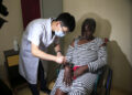 HARARE, Zhu Wei (kiri), seorang dokter pengobatan tradisional China (traditional Chinese medicine/TCM), memberikan pengobatan akupunktur kepada seorang pasien di sebuah pusat TCM yang berada di Rumah Sakit Parirenyatwa di Harare, Zimbabwe, pada 28 November 2022. TCM menyediakan sebuah alternatif medis yang layak bagi warga Zimbabwe karena semakin banyak orang beralih ke pengobatan alami. (Xinhua/Shaun Jusa)