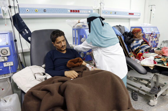 SANAA, Sejumlah pasien gagal ginjal menjalani perawatan dialisis di Rumah Sakit al-Thawra di Sanaa, Yaman, pada 27 November 2022. Pejabat kesehatan di Sanaa, ibu kota Yaman, memperingatkan bahwa lebih dari 5.000 pasien gagal ginjal berisiko meninggal dunia karena mungkin tidak tersedia pasokan esensial yang memadai untuk tetap mengoperasikan pusat-pusat dialisis setempat. (Xinhua/Mohammed Mohammed)
