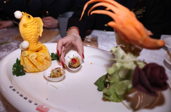 PARIS, Hidangan ringan khas China disajikan dalam upacara pengumuman daftar peringkat restoran terbaik dunia LA LISTE 2023 di Kementerian Luar Negeri Prancis di Paris, Prancis, pada 28 November 2022. LA LISTE 2023, pembaruan terkini dari daftar restoran terbaik dunia, diumumkan di Paris pada Senin (28/11). Mulai 2015, LA LISTE menyeleksi restoran terbaik dunia berdasarkan kompilasi ratusan buku panduan dan publikasi serta jutaan ulasan daring. (Xinhua/Gao Jing)