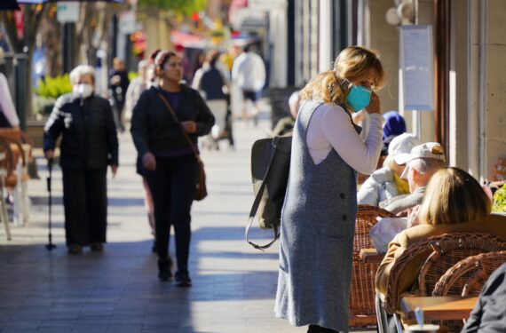 BURLINGAME, Sejumlah orang terlihat di sebuah jalan di Burlingame, California, Amerika Serikat (AS), pada 29 November 2022. Lebih dari 11.200 pasien di AS menjalani rawat inap akibat flu dalam sepekan terakhir, angka tertinggi untuk periode yang sama sejak 2010, menurut data yang dirilis oleh Pusat Pengendalian dan Pencegahan Penyakit (Centers for Disease Control and Prevention/CDC) AS pada Senin (28/11). (Xinhua/Wu Xiaoling)