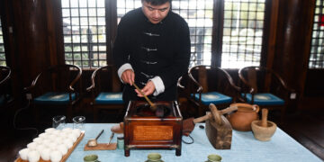 CHANGXING, Lin Ruiyang, seorang pewaris teknik pembuatan teh Zisun, merebus teh dengan cara tradisional di wilayah Changxing, Provinsi Zhejiang, China timur, pada 30 November 2022. Teh Zisun, yang diproduksi di wilayah tersebut, memiliki sejarah lebih dari 1.000 tahun. Teh Zisun disebut sebagai teh persembahan pada era Dinasti Tang (618-907). (Xinhua/Xu Yu)