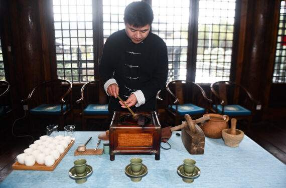 CHANGXING, Lin Ruiyang, seorang pewaris teknik pembuatan teh Zisun, merebus teh dengan cara tradisional di wilayah Changxing, Provinsi Zhejiang, China timur, pada 30 November 2022. Teh Zisun, yang diproduksi di wilayah tersebut, memiliki sejarah lebih dari 1.000 tahun. Teh Zisun disebut sebagai teh persembahan pada era Dinasti Tang (618-907). (Xinhua/Xu Yu)
