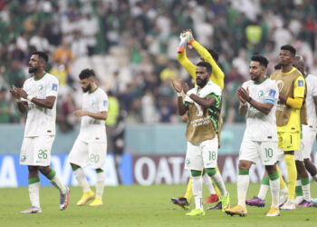 LUSAIL, Pemain Arab Saudi Salem Aldawsari (kanan depan) bereaksi usai pertandingan Grup C antara Arab Saudi melawan Meksiko di Piala Dunia FIFA 2022 yang digelar di Stadion Lusail di Lusail, Qatar, pada 30 November 2022. (Xinhua/Xu Zijian)