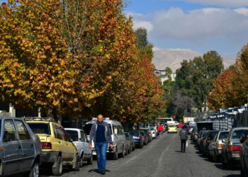 DAMASKUS, Sejumlah orang melintas di sebuah jalan di Damaskus, ibu kota Suriah, pada 30 November 2022. (Xinhua/Ammar Safarjalani)